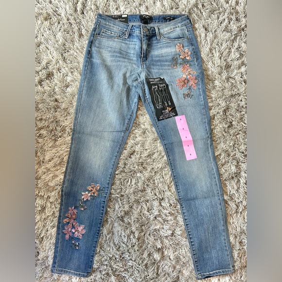 Nine West Gramercy Skinny Light Wash Mid Rise Floral Embroidery - Picture 2 of 3
